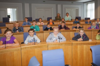 Die Kinder durften auf den Sitzen der Abgeordneten im Mainzer Plenarsaal platznehmen.