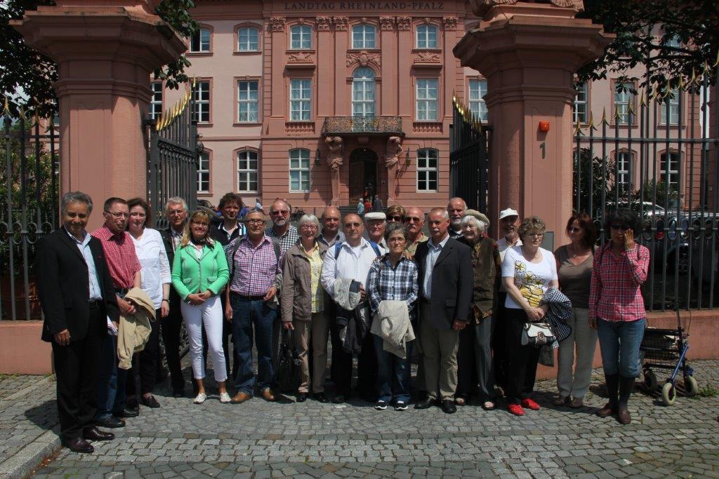 Besuchergruppe vor dem Mainzer Landtag im Juli 2013