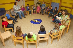 bundesweiter-Vorlesetag-Die-Kinder-hatten-mit-ihren-Erzieherinnen-einen-Stuhlkreis-gebildet